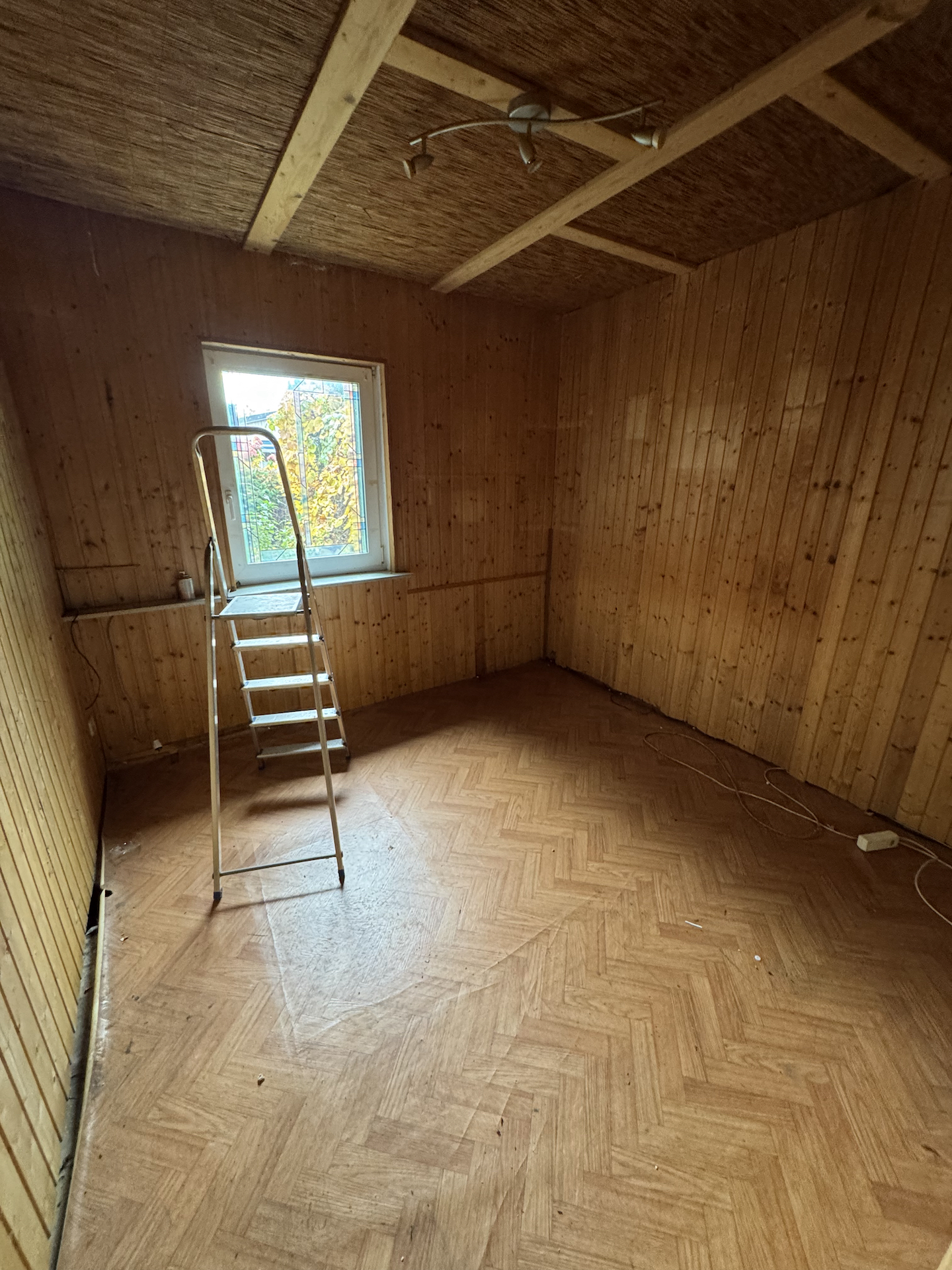 Nachher: leerer, besenrein geräumter Raum