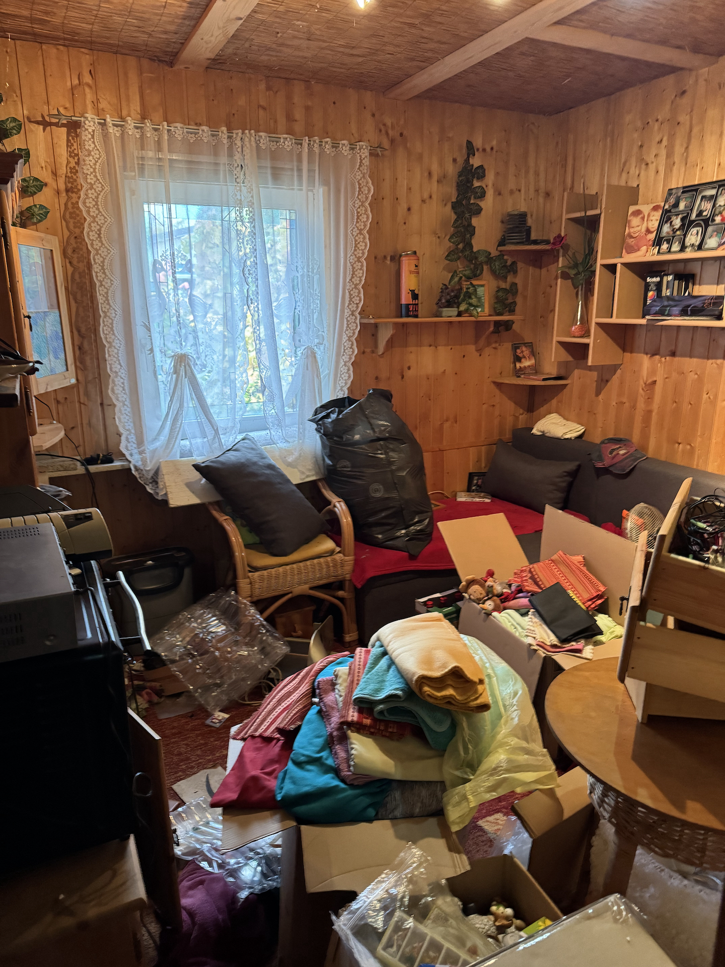 Vorher: vollgestellter Raum