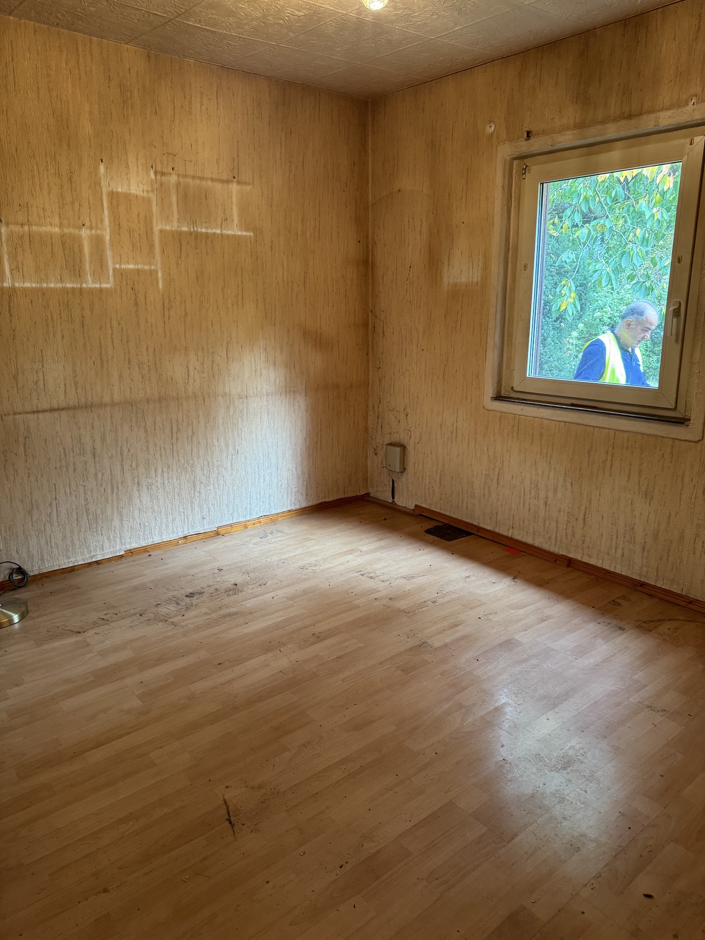 Nachher: leerer Raum – Boden sichtbar