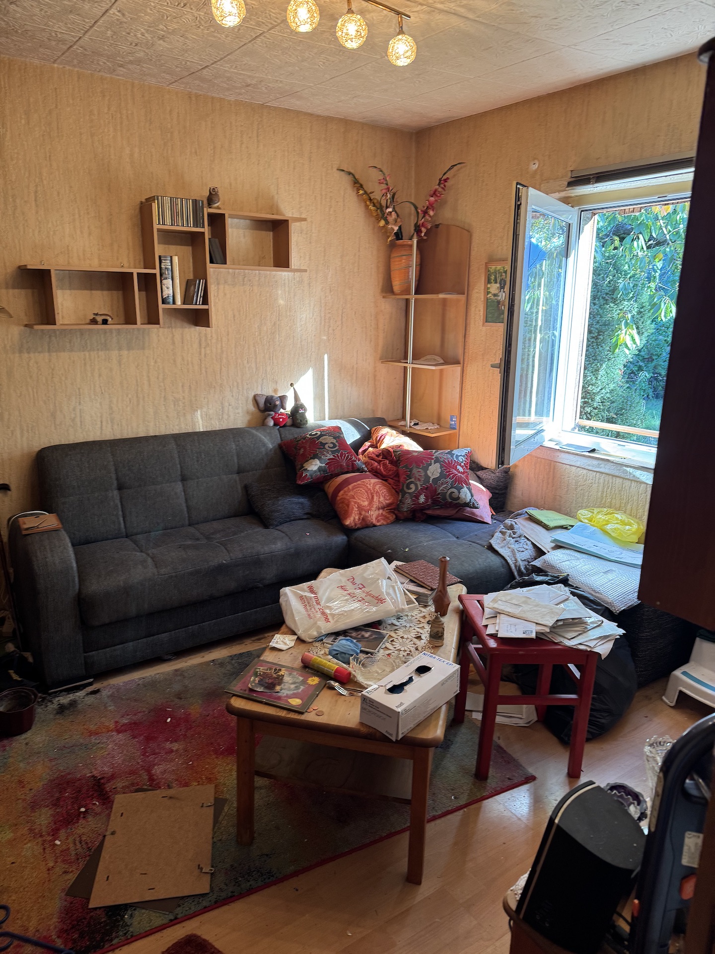 Vorher: Kartons, Textilien und Geräte im Raum