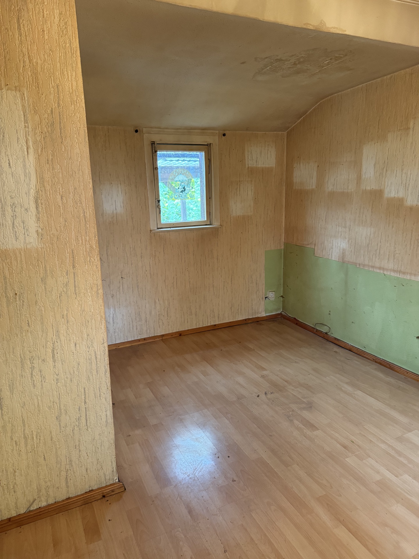 Nachher: vollständig leerer Raum, bereit für Renovierung